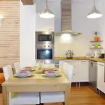 Singular Station Apartment *
