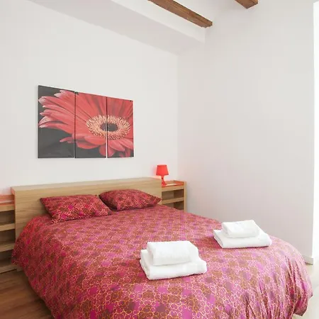 Singular Station Apartment *