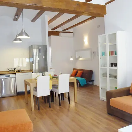 Singular Station Apartment *